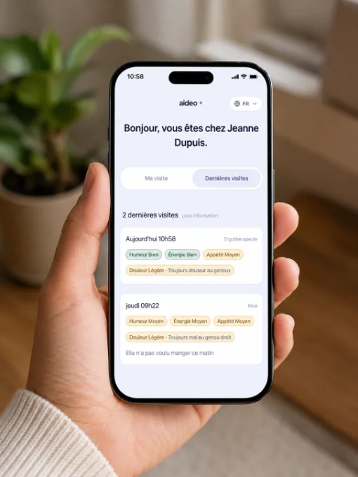 Een glimlachende mantelzorger bekijkt het nieuws over haar naaste op haar telefoon